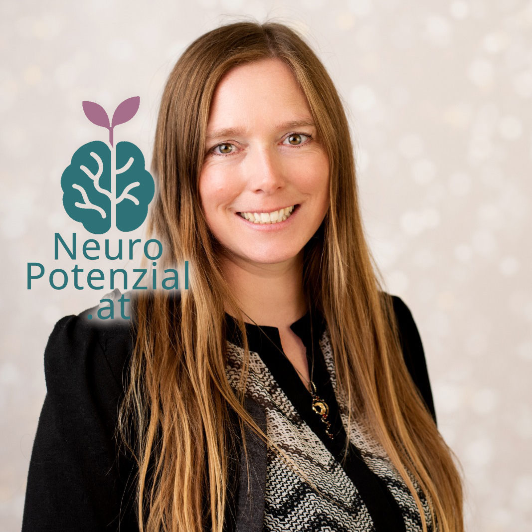 Porträtfoto der Betreiberin von NeuroPotenzial mit Logo